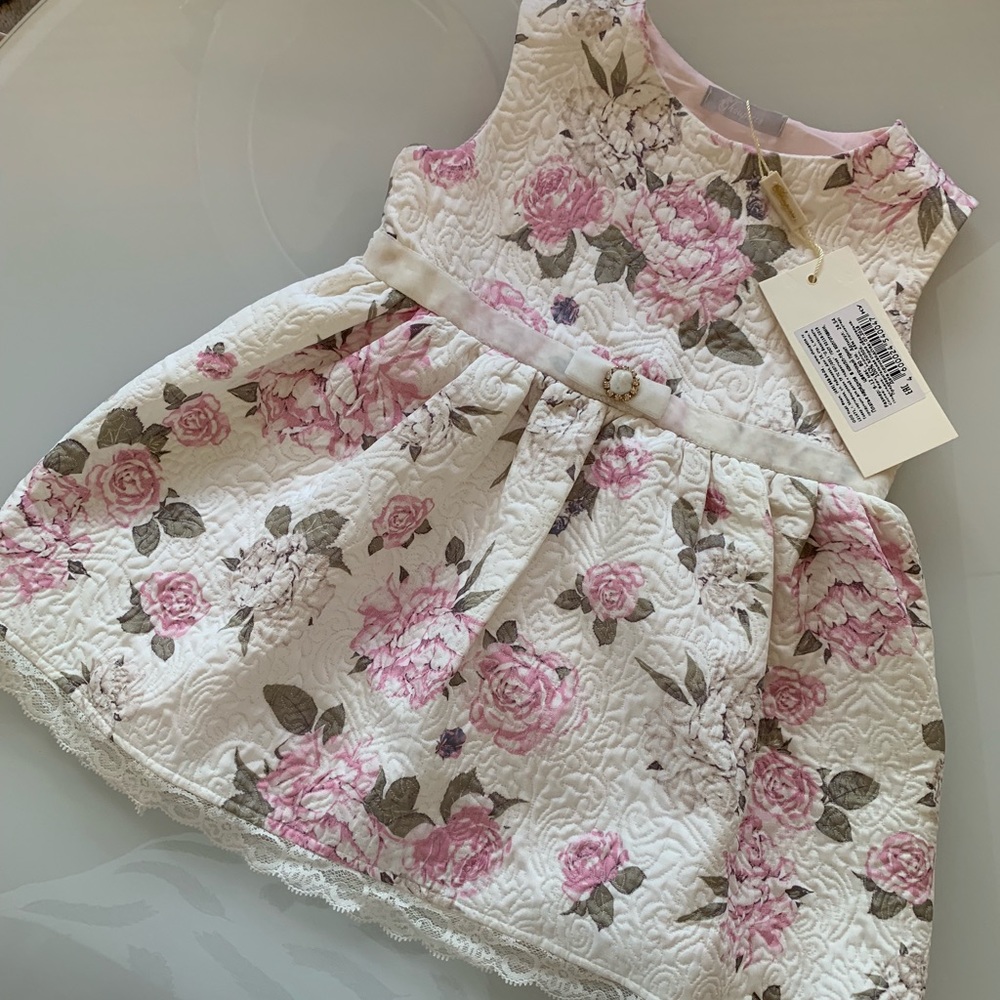 Cute dress.  9-12 monts but looks good for 12-18.